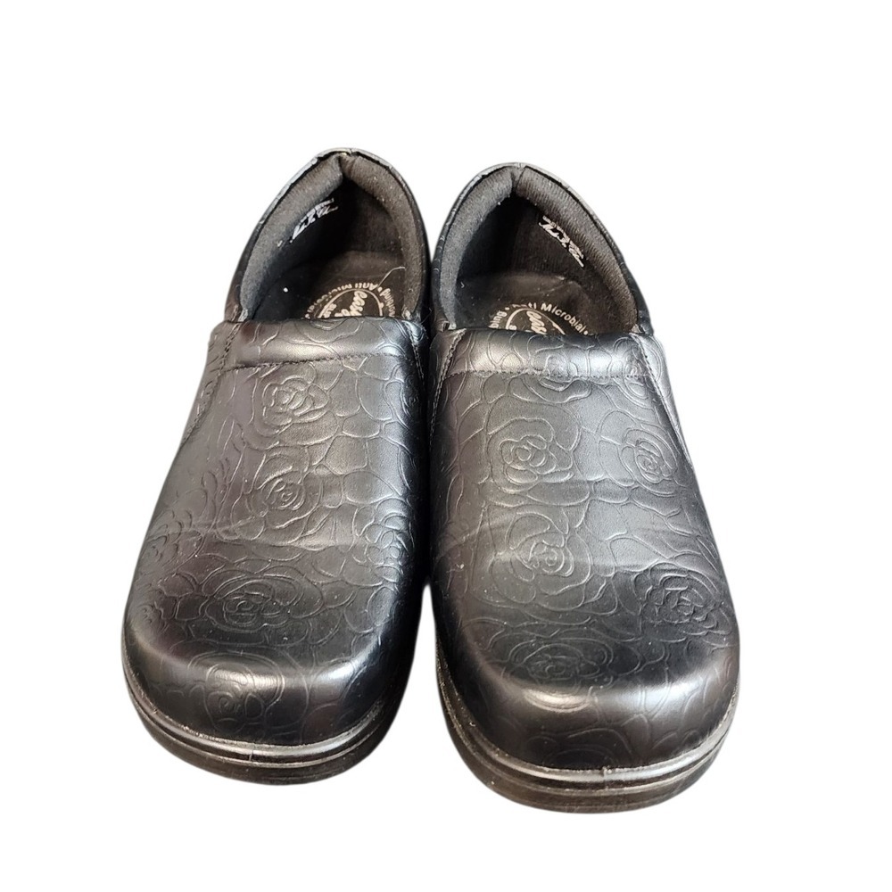 Easy Works Womens Black Rose‎ Embossed Slip Resistant Clogs Shoes